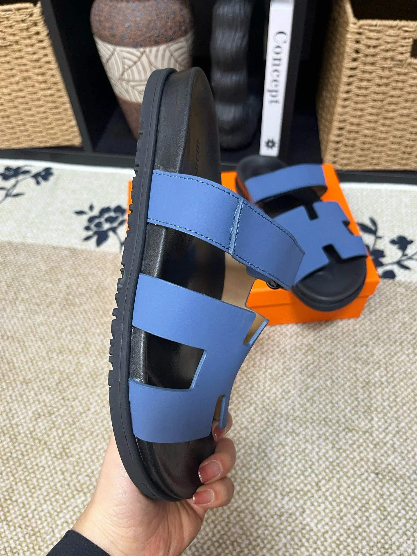 P300 Long-term stock Hermes men’s Kazimir slippers for couples - top quality woven calfskin functional sandals with intertwined uppers inspired by the “H” iconic pattern to create a casual look, perfect for summer. Imported cowhide + cowhide lining + TUP outsole Size: 35-46